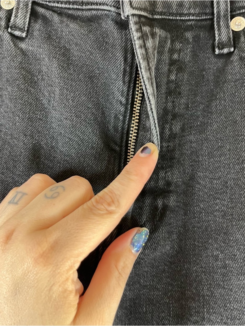 Everlane The 90's Forever Jeans in Washed Black - Picture 6 of 15